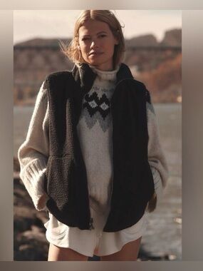 Varley Ellis Faux Shearling + Lined Puffer Reversible Vest, size medium.